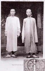 Portrait of two Chinese from the Yunnan region in traditional costume. Photography from the beginning of the 20th century - Private collection