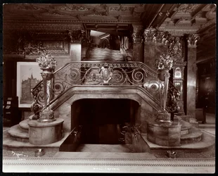 Main stairway in the lobby of the Hotel Imperial, 1904