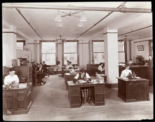 Men and women in an open office at Parke, Davis und Co., chemists, Hudson und Vestry Streets, New York, 1910