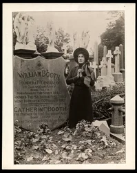 Portrait of Eva Booth at the grave of her father, General William Booth, c.1915