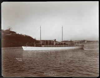 View of the yacht Mousquetaire of the New York Yacht, Launch und Engine Co. on the Harlem River, New York