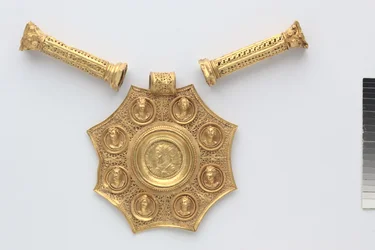 Octagonal Pendant, and Two Spacers in the Form of Corinthian Columns, 324-326