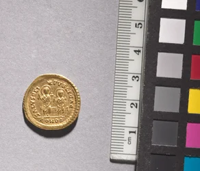 Solidus of Theodosius II and Valentinian III (reverse)
