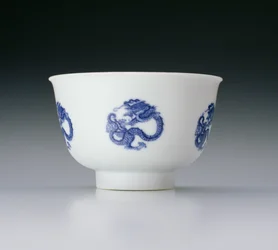Bowl, decorated with dragon roundels, Kangxi mark and period 1662-1722