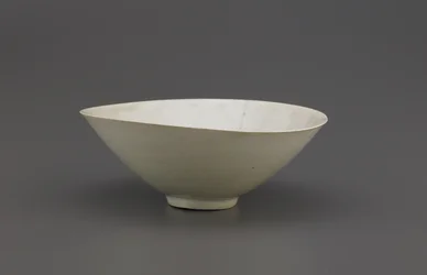 Bowl with notched rim
