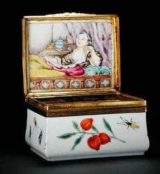 An Armorial Snuffbox