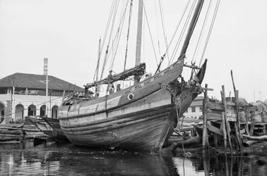 A peaked stern Twaqo type junk berthed at Singapore