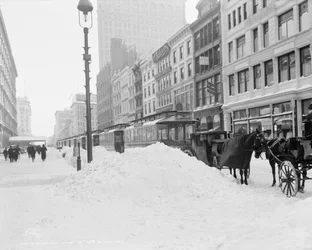 Blockaded transport on 23rd Street after a snowstorm, New York, c.1905