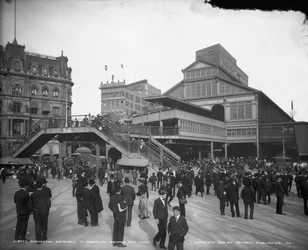 Manhattan entrance to Brooklyn Bridge, New York, c.1905