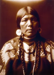 Indian woman The wife of Ow High, c. 1905, photo Edward S. Curtis