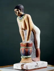 Egyptian antiquity: Egyptian woman filtering barley bread to make beer. Figurine. 5th dynasty. 2400 BC. National Archaeological Museum, Florence