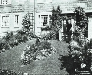 Becontree Estate: view of an attractive front garden