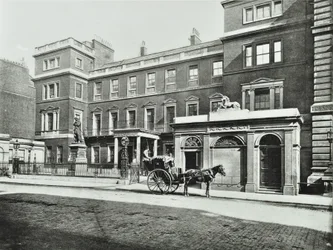 Hansom cab outside the war office, Pall Mall, Willis Collection, 1890