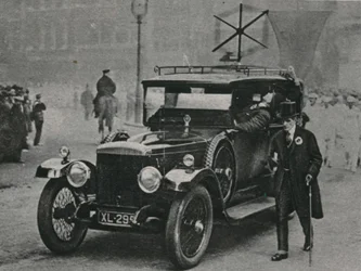 Motor Car with Radio Receiving Apparatus and a Frame Aerial on the Roof of the Car
