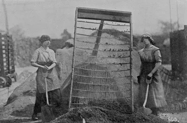 Riddling Cinders, War Office Photographs, 1916