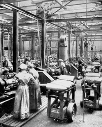 Women making high explosive shells