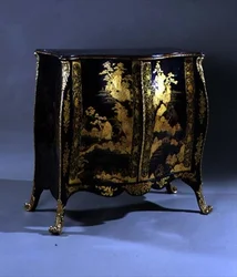 Bombe Commode