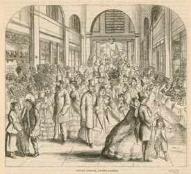 Covent Garden Market, London: Middle avenue