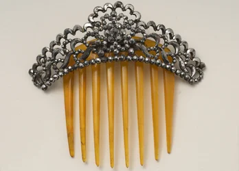Hair comb with hinged headpiece