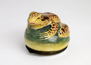Snuff box stamped in the shape of a frog, c.1775-80