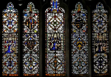 Window n4 depicting grisaille, St Peter emblem, figures, shields