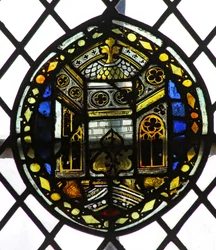 Window s4 depicting a shield with architectural detail