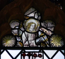 Window w6 depicting an angel and Edward IV sun-bursts