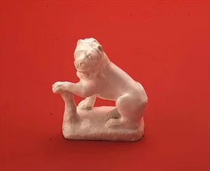 Bow white figure of a lion, seated looking to the left, c.1750