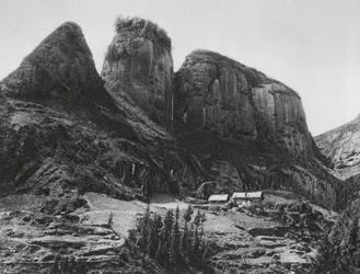 Ichangfu, Pi kia shan, Hupei, The Brush Holder Mountain opposite the Cave Temple of the Dragon King