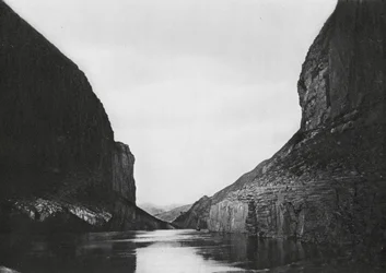 Yangtzekiang, Feng siang kou, Szechuan, The Bellows Gorge below Kuelchoufu, View up stream