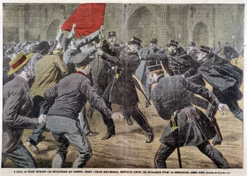 In Lille, the police repel the anticlerics who come, in front of the church of St Maurice, to protest against Catholics celebrating Joan of Arc