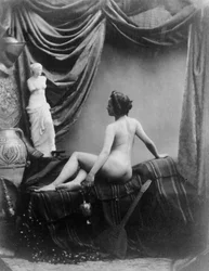 Nude Lady Admiring the Figure of the Venus de Milo