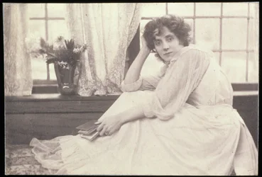 Portrait photograph of Beatrice Stella Tanner (Mrs. Patrick Campbell) by Frederick Hollyer
