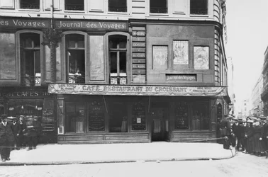 Café du Croissant after the assassination of Jean Jaurès, corner Rue du Croissant and Rue Montmartre, Paris, 1914