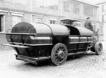 Closed car hauler for transport of household waste, 1912