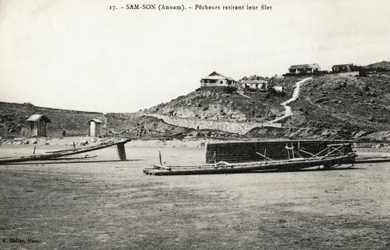 Fishers removing their net near the beaches of Sam Son, Annam. Postcard from Vietnam, Indochina. Photograph about 1912-1914