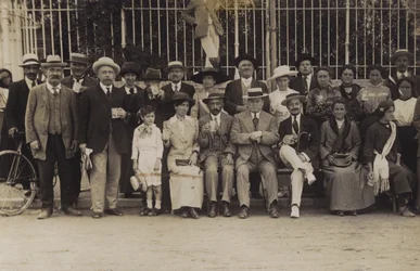 Large French family group