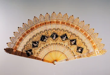 Cathedral style brise hand fan in Charles X style, pierced horn, painted and gilded, France