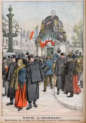 Demonstration calling for Alsace to be returned to France. Demonstrators surrounding the statue of Strasbourg in the Place de la Concorde in Paris. Long live Alsace! Demonstration on Place de la Concorde around the statue of Strasbourg. Illustration for Le