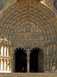Central door in the west façade