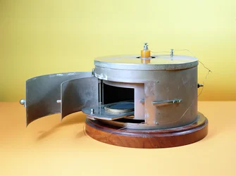 Ionisation chamber devised by Marie Curie