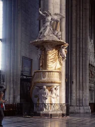 Statue in the Cathedrale of Amiens (80)