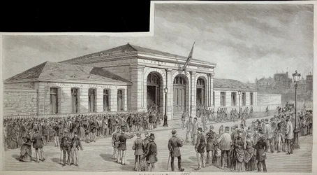 The crowd in front of the morgue in Paris in 1886