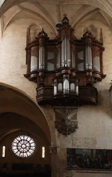The organ and the west rose window (rose window - internal)