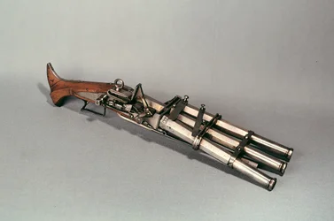 Triple-barrelled pistol