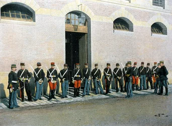 Walking classes: the newly admitted Republican guards are non-commissioned officers; they resume their classes on foot under the direction of a lieutenant - in Album militaire - Legion de la Garde