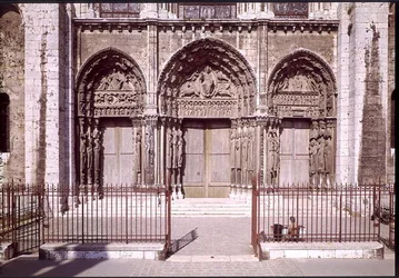 West facade with the three doors of the Royal Portal depicting the Ascension, Christ in Majesty with the Symbols of the Evangelists and the Apostles and the Madonna and Child Enthroned