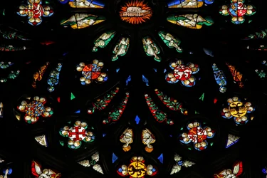 Window depicting a detail from the west rose window; the coats of arms include Montmorency-Laval, Bertrand Duguesclin and Oliver de Clisson