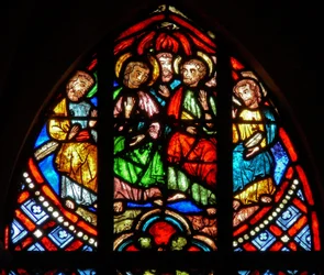 Window w0 depicting Pentecost: Virgin and four Apostles