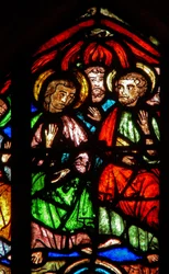 Window w0 depicting the Virgin Mary at Pentecost